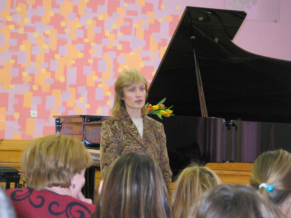 J.Biliūno gimnazijos absolventė, dabar muzikos pedagogė I.Meldaikienė susitiko su gimnazistais 