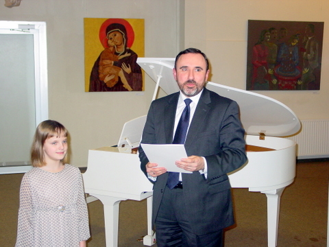 Kultūros ministras apdovanoja M. Daunoraitę.