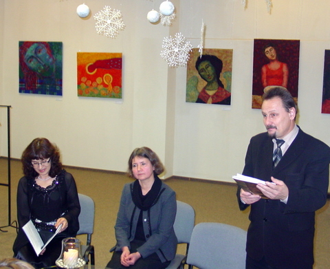 Anykščių meras S. Obelevičius įteikia premiją D. Tarandaitei (centre).