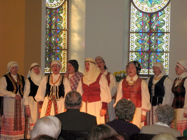 Dainuoja "Valaukio" moterys