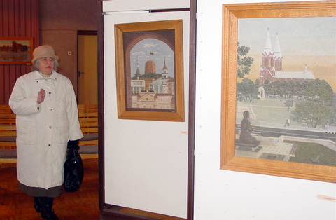 E. Gabriūnienė apžiūrėjo S. Petraškos akmens tapybos parodą, kuri eksponuojama jos vyro projektuotame pastate.