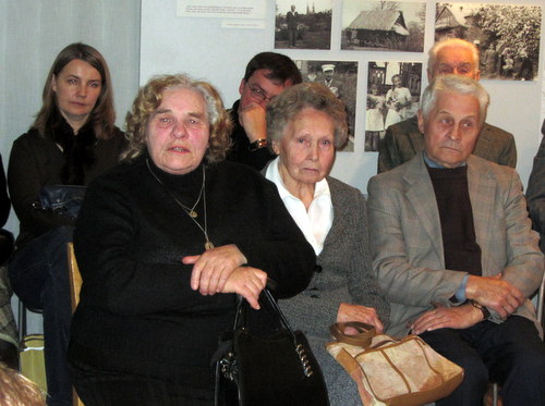 Prisiminimais dalijasi mokytoja Aldona Murmienė (antra iš kairės).