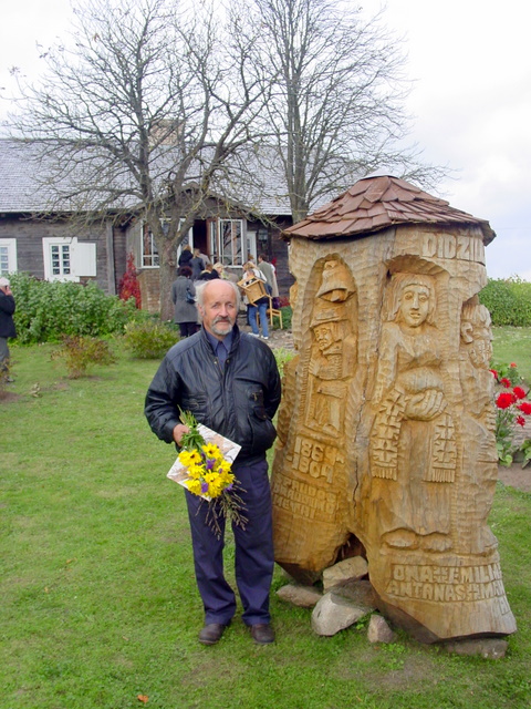 Tautodailininkas P. Petronis prie savo kūrinio.