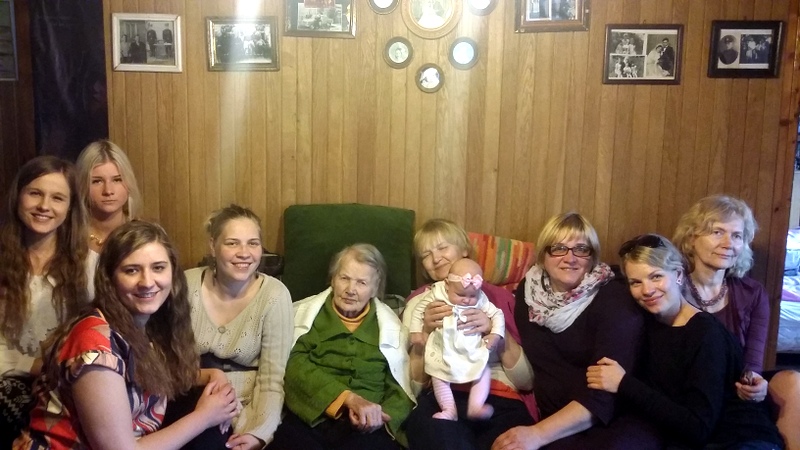 Nefų šeimos moterys per 2014 m. Velykas. Viduryje močiutė Angelė Nefienė.