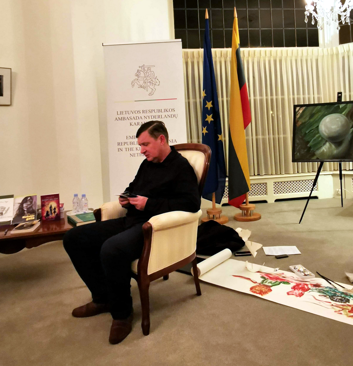 Savo kūrybą skaito D. Žąsinas. Organizatorių nuotrauka.