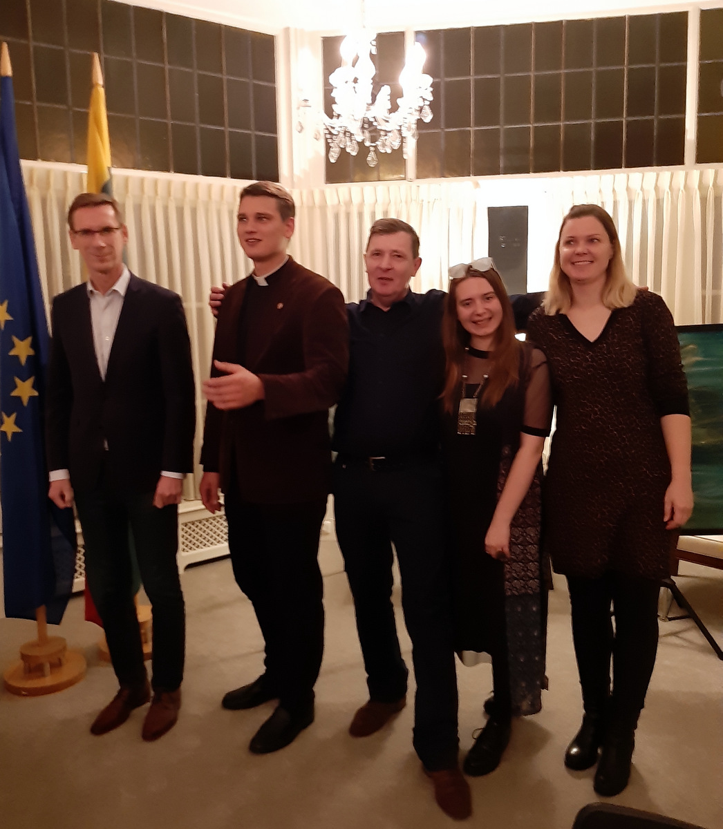 Renginio dalyviai: (iš kairės) ambasadorius Vidmantas Purlys, kunigas Gabrielius Satkevičius, anykštėnas Dainius Žąsinas, dailininkė Viltė Šilkaitytė, rašytoja Rasa Sagė.