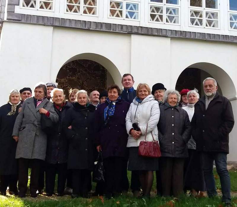 Anykštėnai keliautojai, prie Adomynės dvaro būriu stabtelėję.