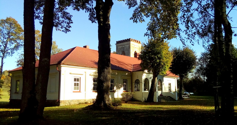 Palėvenės dvaro restauruotoji oficina.