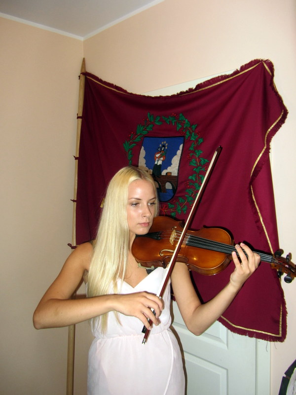 Prie Bendrijos vėliavos smuikuoja jaunasis Anykščių talentas Greta Bučinskaitė.