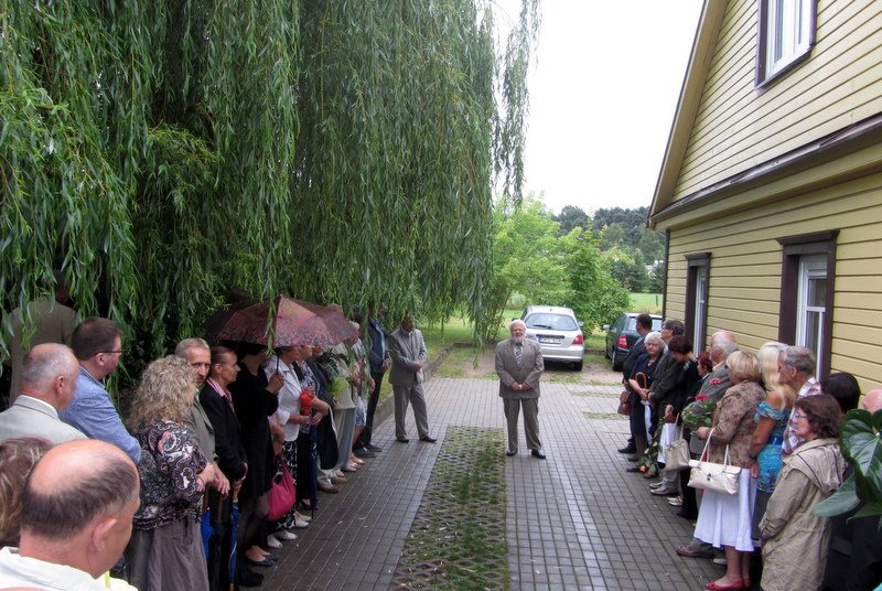 Įkurtuvių iškilmės prasidėjo kiemelyje po gluosniu.