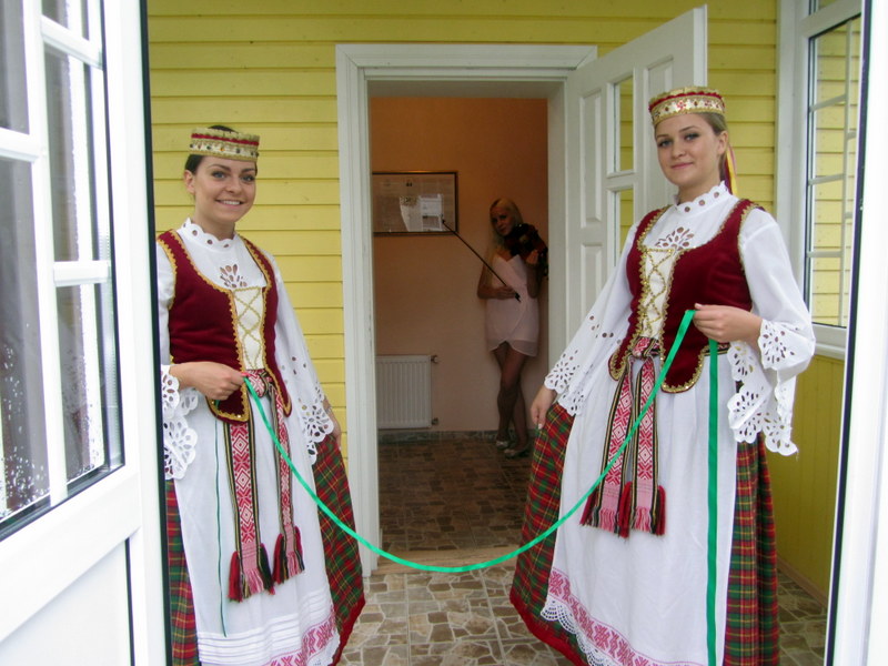 Pasaulio anykštėnų bendrijos namai – už šios juostelės.