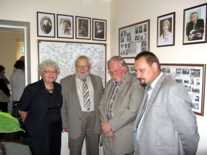 Šeimininkai ir svečiai: Aldona Avižienytė-Venckūnienė ir Algirdas Antanas Avižienis, Vytautas LAndsbergis ir Sigutis Obelevičius. 