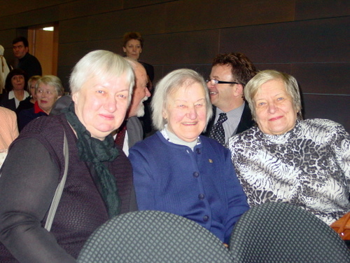 Anykščių dienos viešnios – L. ir S. Didžiulių anūkė Irena Jurevičienė (centre) su dukterimis.