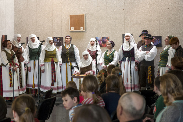 Folkloro ansamblio „Seluona“ koncertas parodos atidarymo proga.