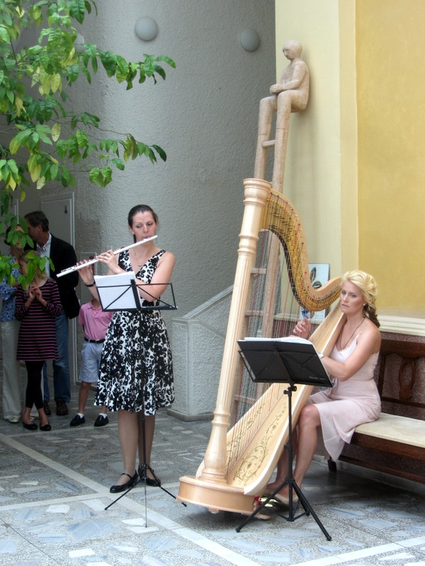 Groja Eglė Juciūtė-Matelienė (fleita) ir Viktorija Smailytė (arfa).