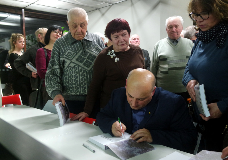 G. Vaičiūno autografai anykštėnams.
