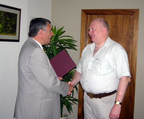 R. Juozainis (dešinėje) apdovanotas už pagalbą aplinkosaugininkams.