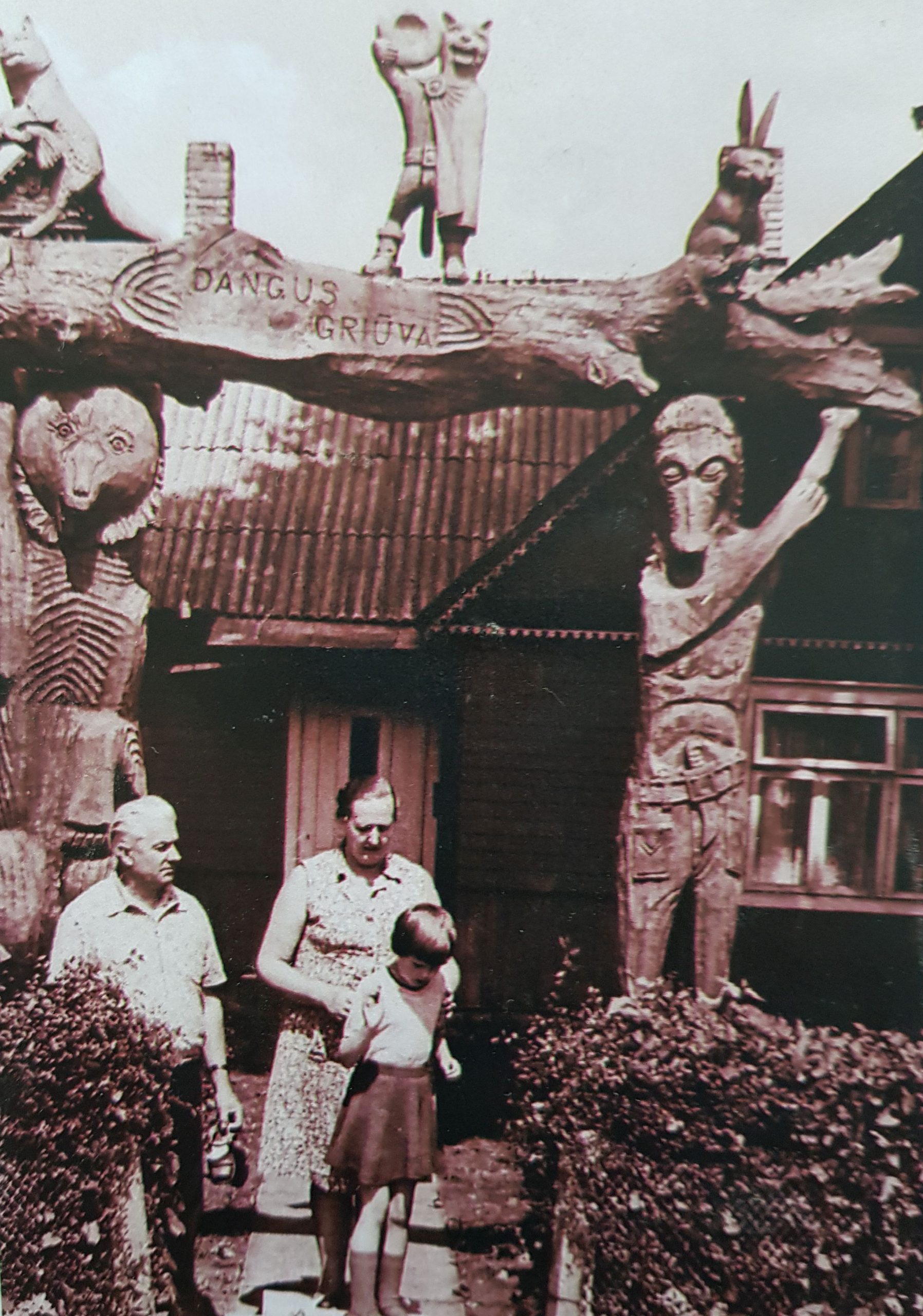 Giedrė Tarabildaitė su savo tėvais prie gimtųjų namų, 1985 m. Asmeninio albumo nuotrauka.