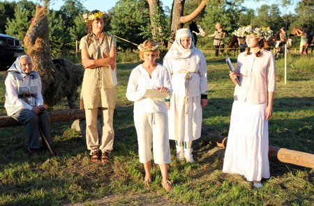 Naktigonės viešnia Genovaitė Lapienienė (kairėje).