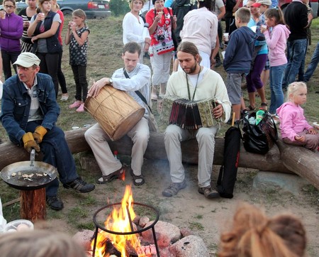 Muzikos instrumentų įvairovė naktigonėje.