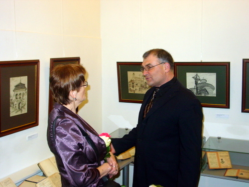 Prie paveikslų ir knygų parodos - I. Dobrovolskaitė ir A. Šajevičius.