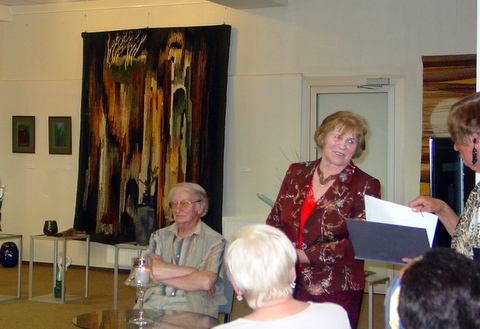J. Gervytė-Tvarijonavičienė (centre) jos gobelenų ir akvarelės parodos atidaryme.