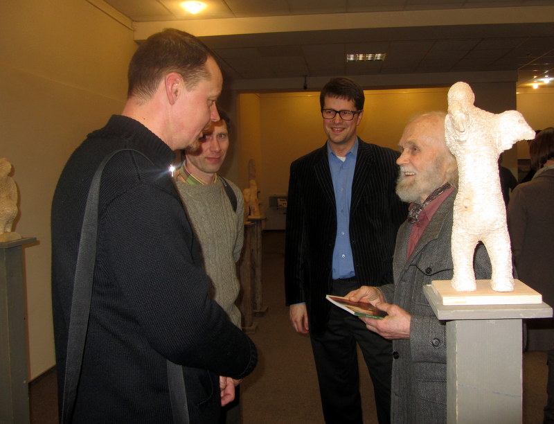 Diskusija apie skulptūrą angelų fone: Saulius Milašius (kairėje), Anykščių menų centro direktorius Tomas Tuskenis (centre) ir skulptorius Leonas Strioga.