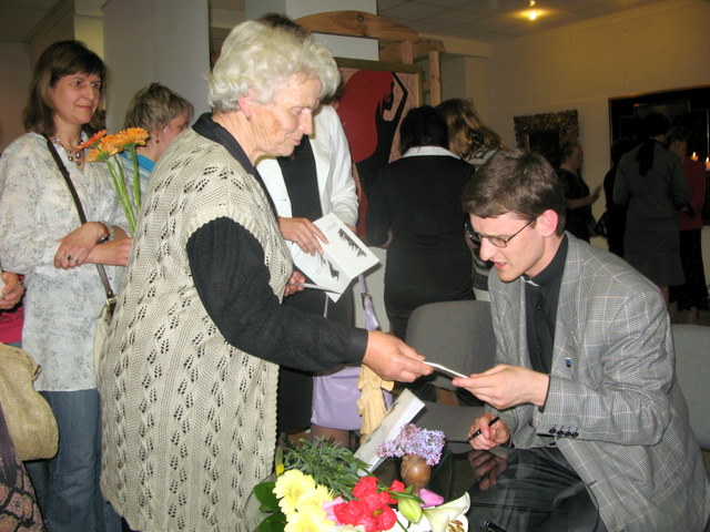Dešimtys renginio dalyvių gavo kunigo Justo dovaną - asmeninį autografą
