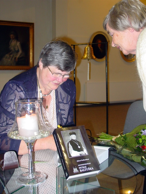 A. Vasiliauskienės autografas literatei E. Vaitkevičienei.