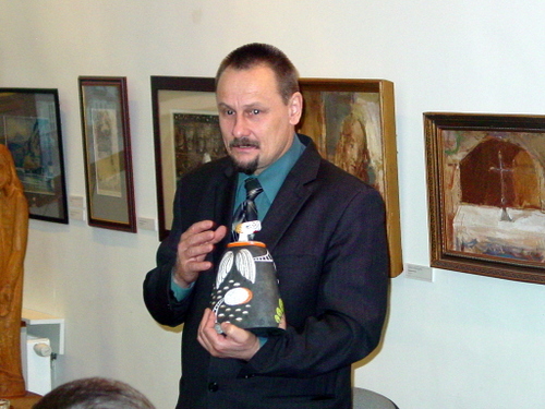 Meras S. Obelevičius Angelų muziejui dovanojo L. Bekerienės sukurtą angelą. 