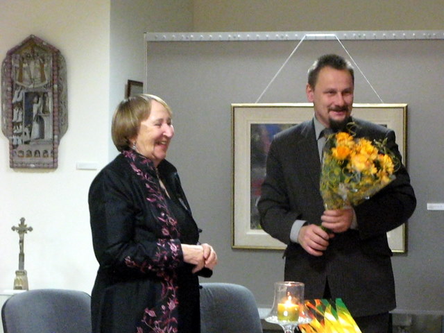 Anykščių meras S. Obelevičius viešniai įteikė puokštę rožių