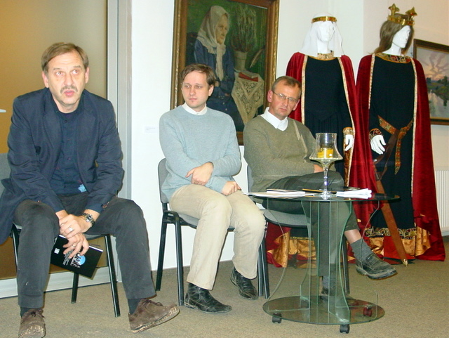 Mokslininkai (iš kairės) A. Kuncevičius, T. Baranauskas ir G. Zabiela Sakralinio meno centre diskutavo apie medinės pilies statybos būtinybę