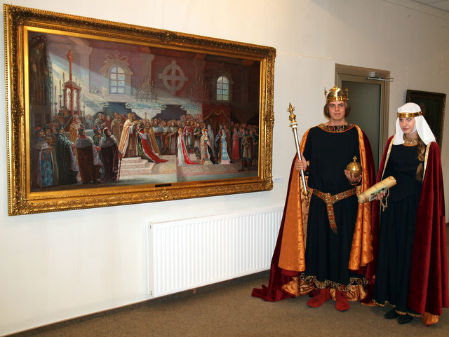 Gimnazistai prie A. Varno paveikslo demonstruoja karališkuosius apdarus