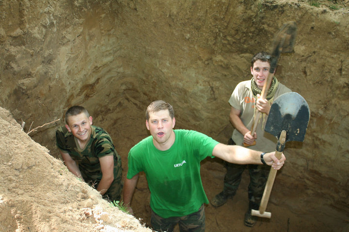 Bunkerį kasa "Trakinių partizanai" T. Šyvokas, M. Nefas ir N. Černiauskas