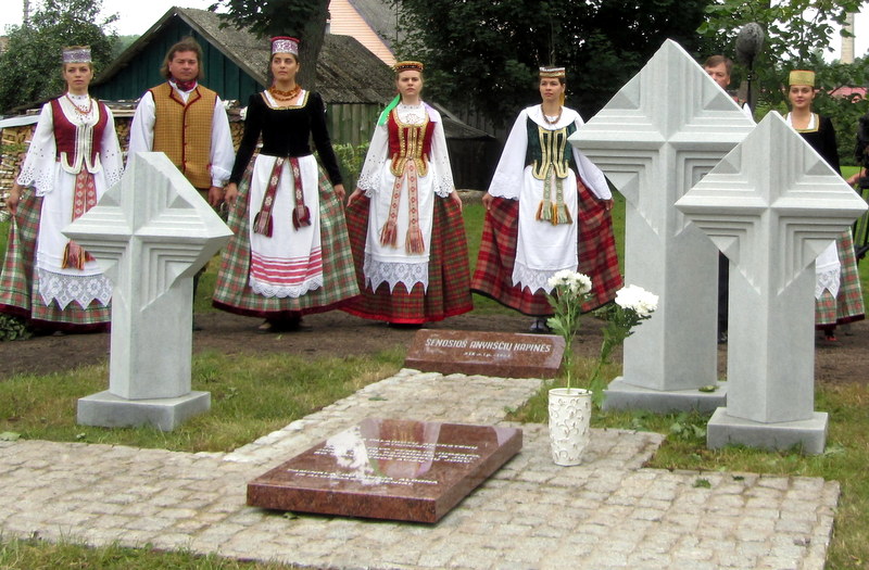 A. Žukausko sukurtas paminklas, paženklinęs senąsias XIX a. Anykščių kapines.