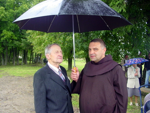 Po vienu skėčiu - geologas V. Baltakis ir brolis Astijus.