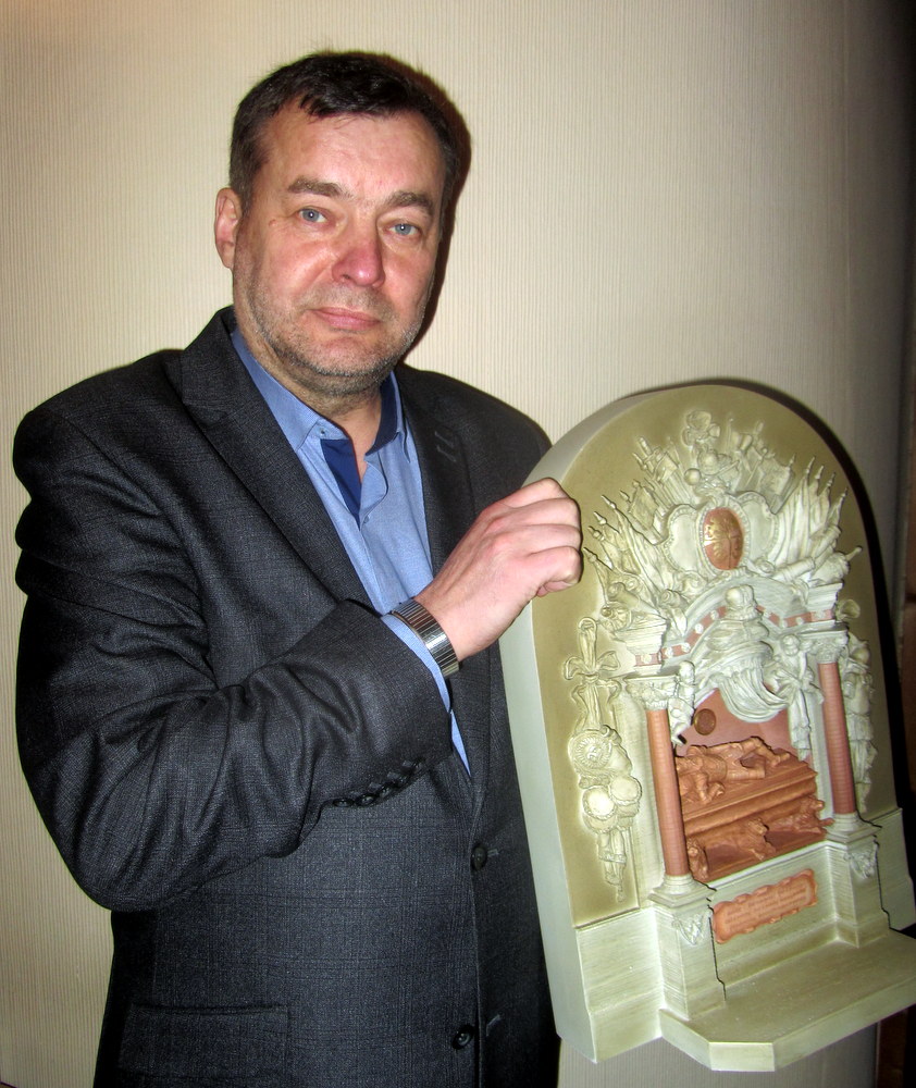 Kijevo anykštėnas V. Strolia ir jo atgabentas būsimojo memorialo maketas.