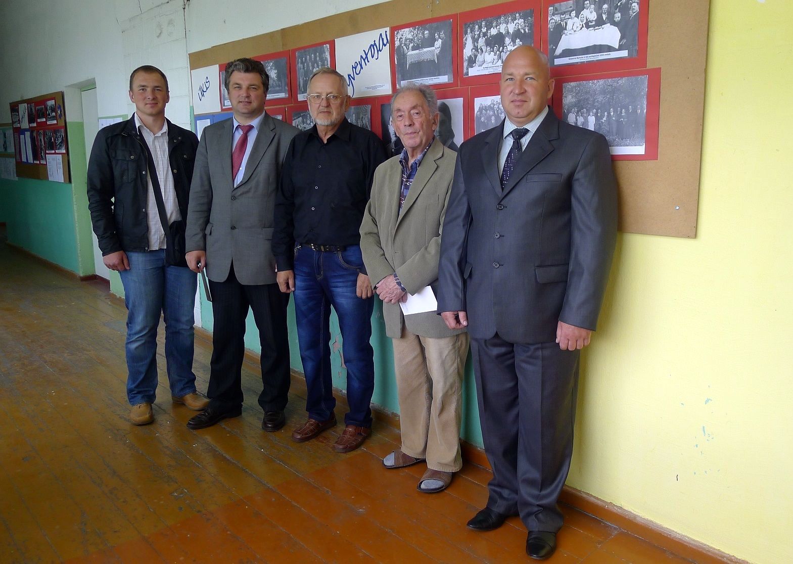 Parodų rengėjas prof. O. Janonis (centre) su svečiais.