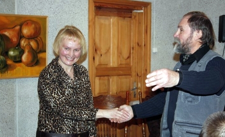 Aldona Širvinskienė ir ją sveikinęs dailininkas Aleksandras Tarabilda.