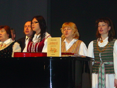 Svėdasiškių relikvija - S. Zobarsko elementorius "Aušrelė" - lydėjo ir jubiliejaus koncertą.