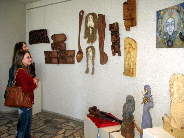 Dešinėje - Vidmanto Lietuvninko tapybos darbas ir drožiniai