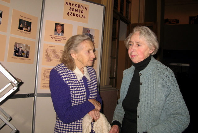 Susitiko buvusių suolo draugų A. E. Čižo ir A+A mokytojo Juozo Pakalnio žmonos Janina Čižienė ir Sofija Pakalnienė 