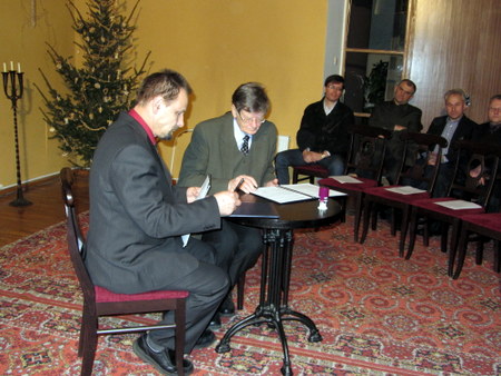 Sutartį pasirašo S. Obelevičius ir A. Tyla.