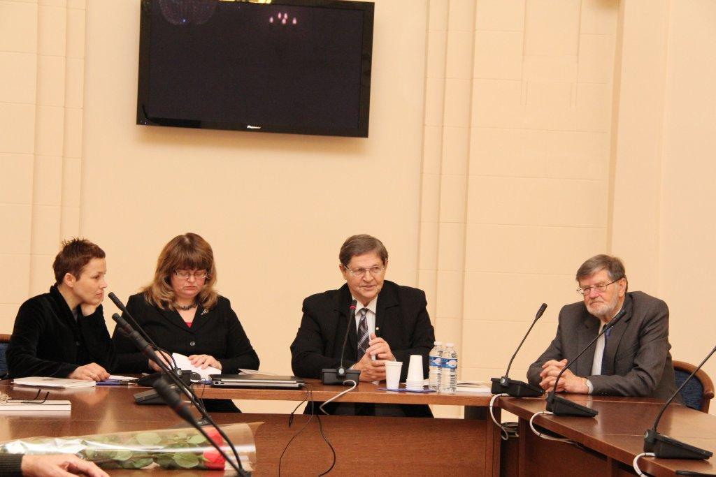 Sutiktuvių dalyviai (iš kairės): V. Žaltauskaitė, R. Šmigelskytė-Stukienė, E. Jovaiša ir A. Tyla. 