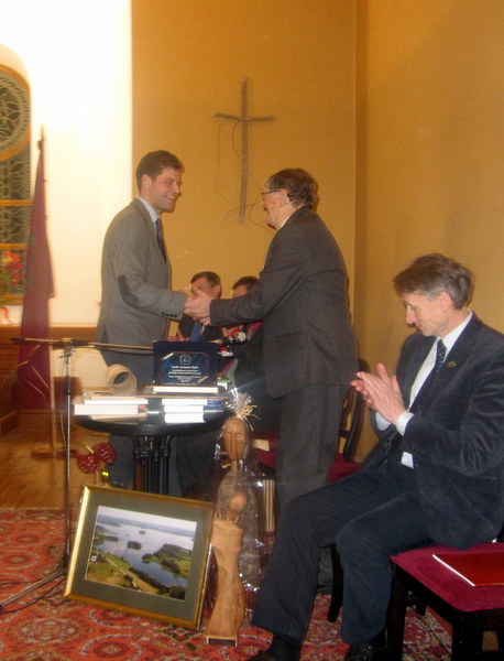 Du istorikai: vyresniosios kartos kolegą A. Tylą sveikina doktorantas Mindaugas Nefas.