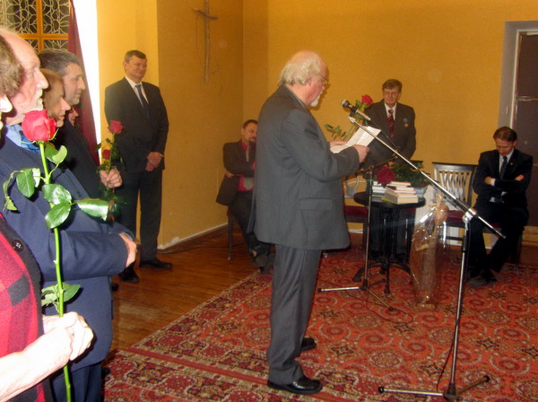 R. Vanagas skaito odę sukaktuvininkui A. Tylai.