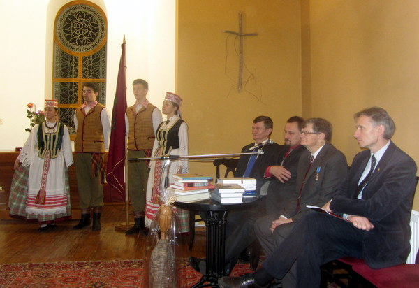 Sukaktuvininkas, apsuptas Anykščių mero S. Obelevičiaus, Seimo nario S. Jovaišos ir Lietuvos istorijos instituto direktoriaus R. Miknio.