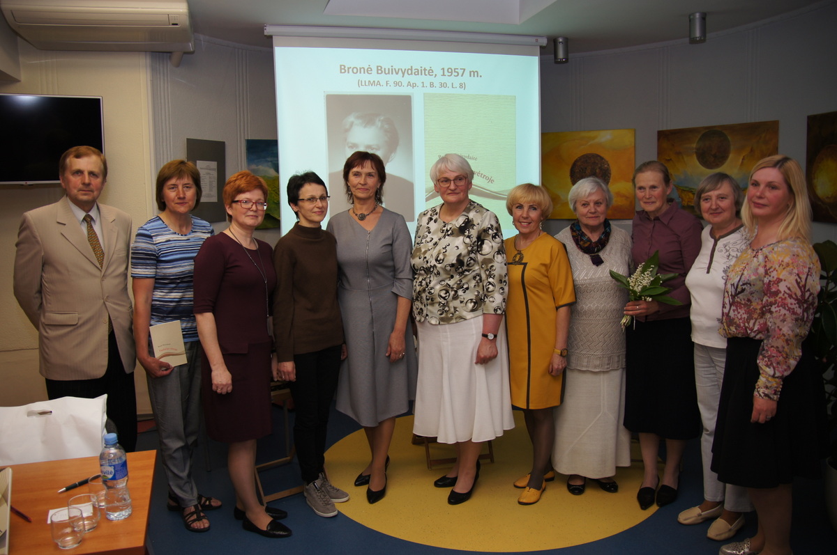 Renginio dalyvių grupė su L. Lapinskiene (centre).