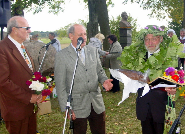 Mažosios Vaižganto premijos laureatą J. Lapienį sveikina Svėdasiškių klubo "Alaušas" atstovai V. Rimša ir A. Indriūnas.