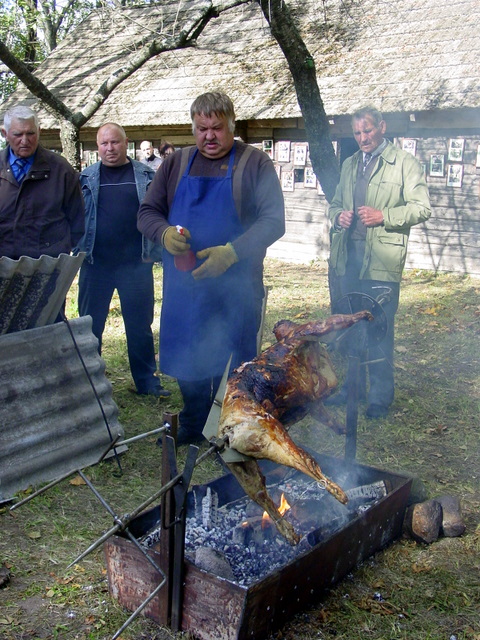 Vaižgantinių svečiams buvo iškepts Vaižganto giminaičio V.Nakučio (stovi pirmas iš kairės) dovanotas avinas.